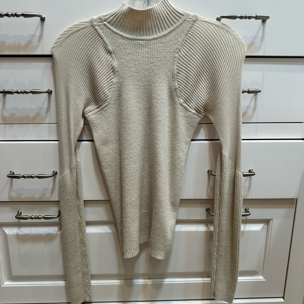 Lululemon ribbed long sleeve - Size 6 - EUC